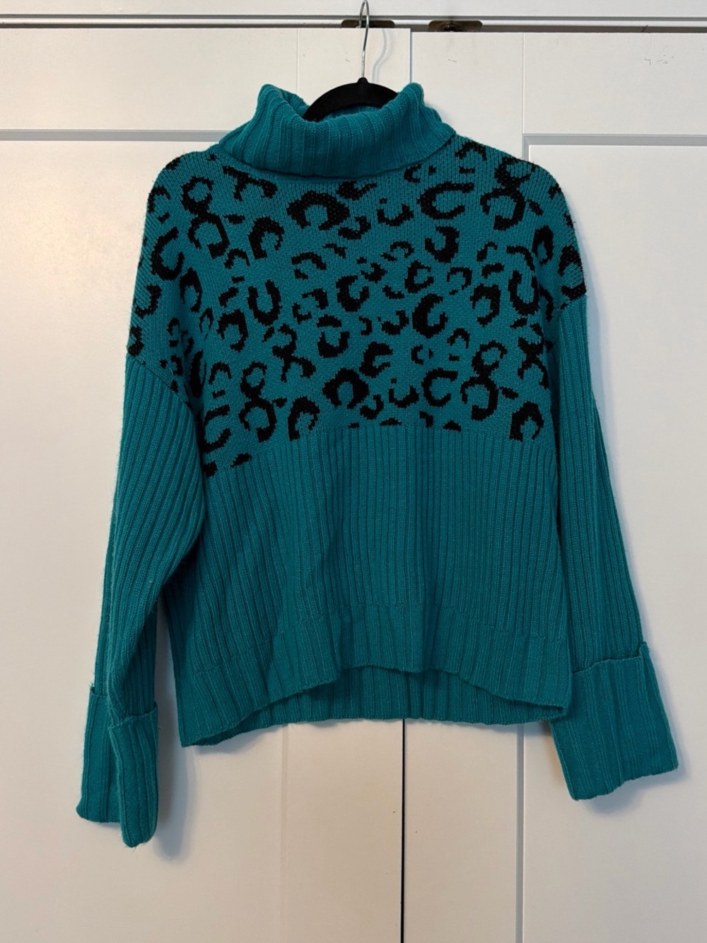 Nine West Turtleneck
Sweater Leopard Print Teal Black
Rib Knit Size Large